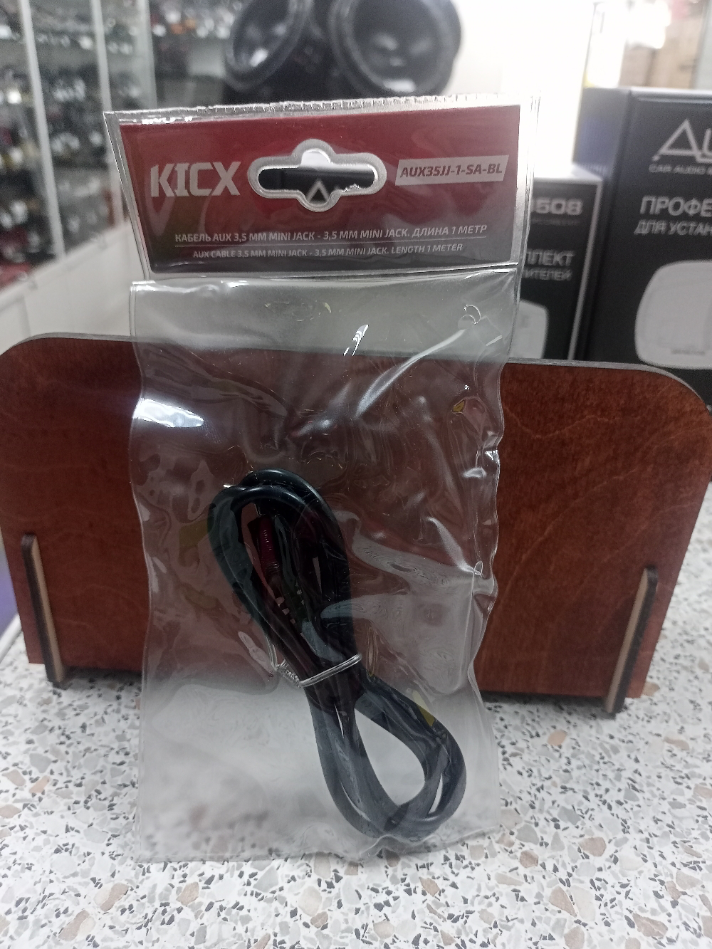 Кабель AUX KICX AUX35JJ-1-SA-BL 3,5 – 3,5 мм (мини джек), прямой-угловой 1 м Кабель AUX KICX AUX35JJ-1-SA-BL 3,5 – 3,5 мм (мини джек), прямой-угловой 1 м